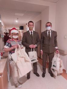 Wizyta w szpitalu na dzień Świętego Mikołaja