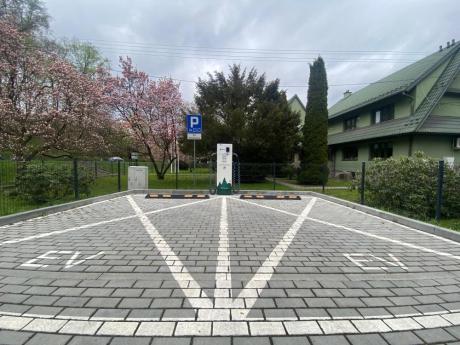 Stacja ładowania pojazdów elektrycznych w Nadleśnictwie Nawojowa – już dostępna